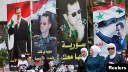 지난 2일 시리아 수도 다마스쿠스에 바샤르 알아사드 대통령을 지지하는 포스터가 걸려있다.