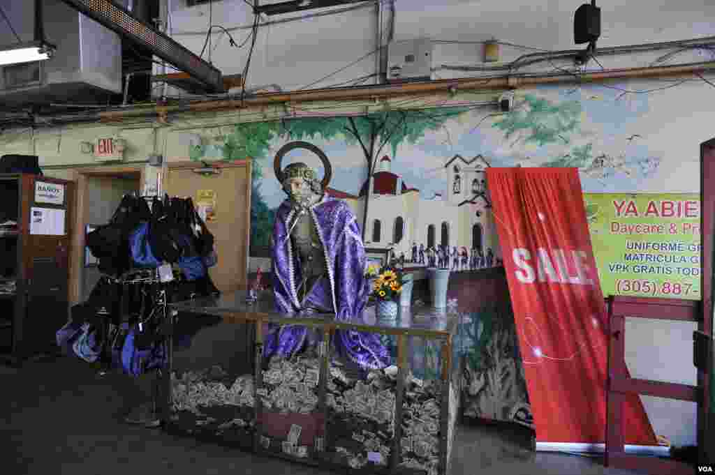 Una enorme imagen de San Lázaro, el segundo santo más popular en Cuba después de la Virgen de la Caridad, recibe a los clientes de este negocio en Hialeah, Miami.