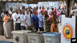 Tanzanians queue to cast their votes in the presidential election, at a polling station in Dar es Salaam, Tanzania, Oct. 25, 2015. 