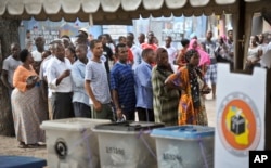 Tanzanians queue to cast their votes in the presidential election, at a polling station in Dar es Salaam, Tanzania, Oct. 25, 2015.
