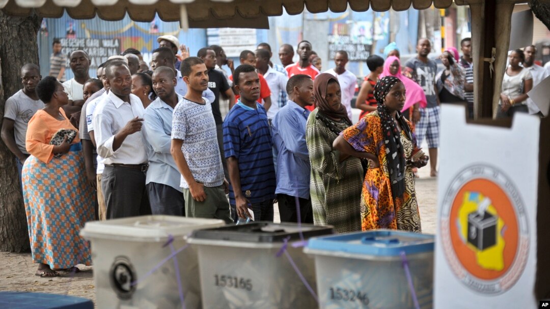 Tanzanians queue to cast their votes in the presidential election, at a polling station in Dar es Salaam, Tanzania, Oct. 25, 2015. 