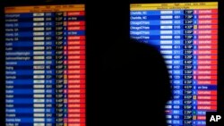 Una pantalla muestra vuelos cancelados en el aeropuerto JFK el miércoles, 21 de marzo, de 2018.