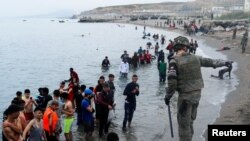 Lonjakan luar biasa migran Maroko yang berusaha menuju ke wilayah Spanyol (18/5), 