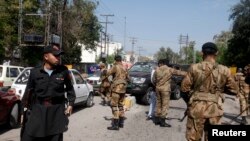 Petugas keamanan berjaga di sekitar lokasi terjadinya bom bunuh diri di Peshawar, Pakistan (Foto: dok). Amanullah Khan, seorang wakil inspektur polisi dan sopirnya tewas hari Senin (24/6), akibat serangan sekolompok pengendara sepeda motor bersenjata di kota Peshawar, Pakistan barat laut.