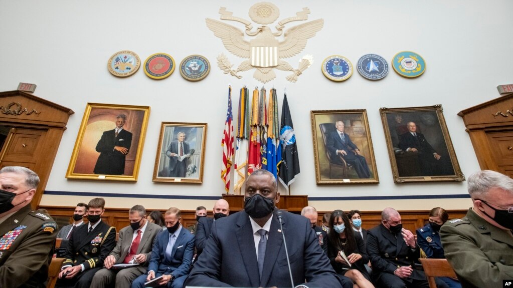 El jefe del Estado Mayor Conjunto, el general Mark Milley, (izq) el secretario de Defensa Lloyd Austin y el general Kenneth McKenzie, comandante del Comando Central de los Estados Unidos, (der) testifican ante el Comité de Servicios Armados de la Cámara de Reprenstantes.
