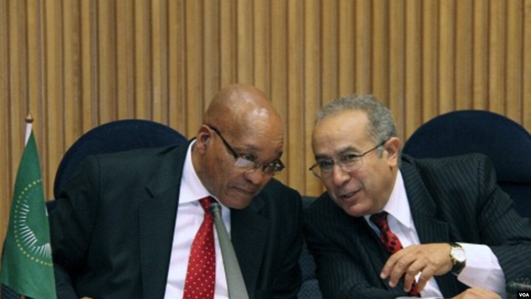 Ketua Komite Uni Afrika untuk Libya, Jacob Zuma (kiri) dan pejabat Uni Afrika Ramtane Lamamra belum bersedia mengakui NTC sebagai pemerintah sah di Libya.