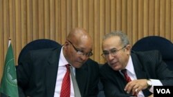 Ketua Komite Uni Afrika untuk Libya, Jacob Zuma (kiri) dan pejabat Uni Afrika Ramtane Lamamra belum bersedia mengakui NTC sebagai pemerintah sah di Libya.