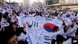South Koreans give three cheers for the country as they march during a rally to mark the centennial of the March First Independence Movement Day against Japanese colonial rule (1910-45), in Seoul, South Korea, March 1, 2019.