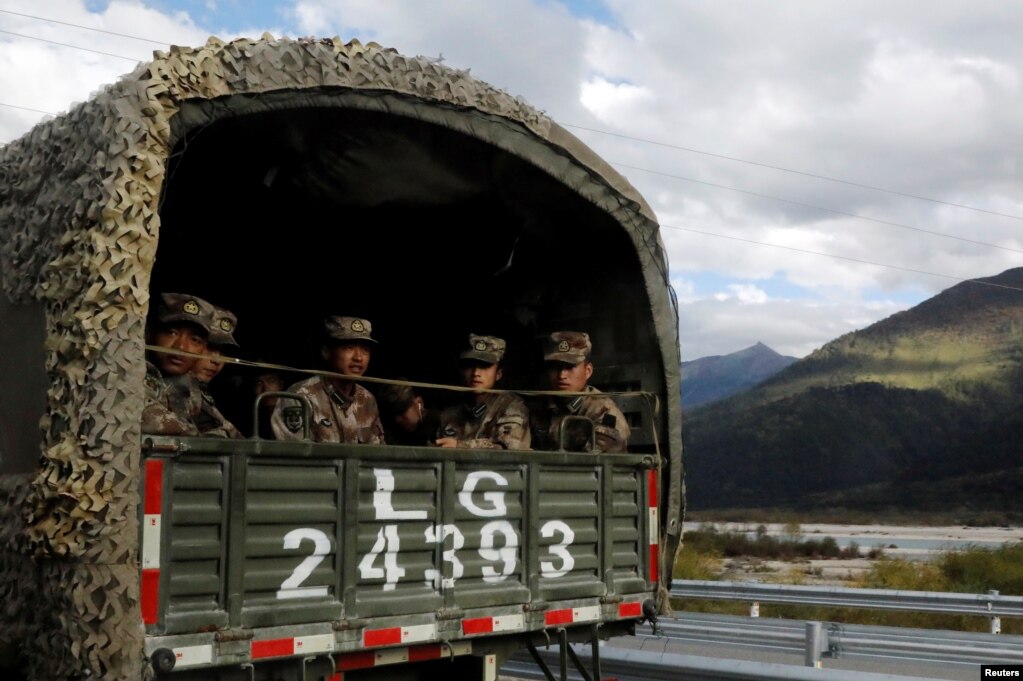 中国士兵在驶往西藏林芝的军车上（2020年10月19日）(photo:VOA)