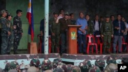 Presiden Rodrigo Duterte bersorak saat mengumumkan pembebasan kota Marawi setelah pertempuran hampir lima bulan untuk mengusir para pejuang Negara Islam dari kota tersebut, di Marawi, Filipina, 17 Oktober 2017.