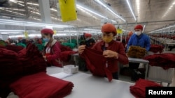 công nhân làm việc tại một nhà máy dệt may ở Hải Dương, 28/12/2016