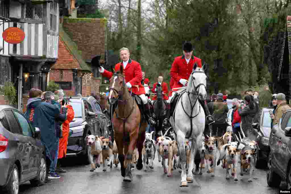 Members of the Old Surrey, Burstow and West Kent Hunt take part in the annual Boxing Day trail hunt, in Chiddingstone, Britain.&nbsp;REUTERS/Kevin Coombs&nbsp;