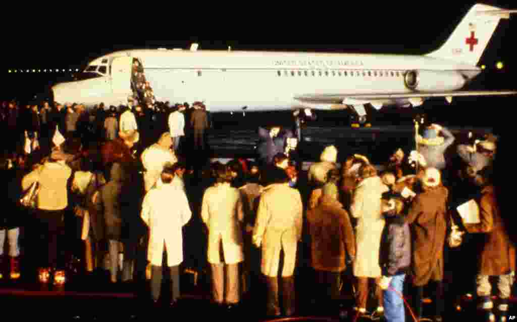 هنگامی که هواپیمای حامل گروگانها به آلمان رسید جیمی کارتر دیگر رئیس جمهوری آمریکا نبود. &nbsp;