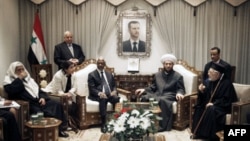 احمد حسون، مفتی سوریه در دوران بشار اسد (نفر دوم از سمت راست)، در کنار کوفی عنان، دبیرکل پیشین سازمان ملل متحد (آرشیو)