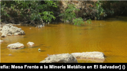 ARCHIVO - Río San Sebastián, en La Unión, El Salvador, luce color cobre luego de una extracción minera cerca de su cuenca. [Fotografía: Mesa Frente a la Minería Metálica en El Salvador]