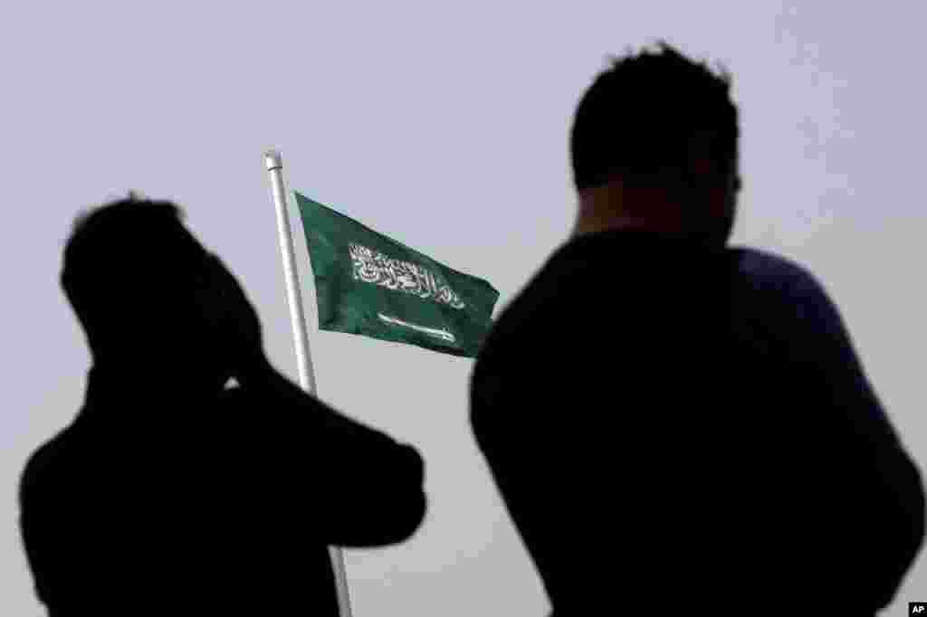 د سعودي عربستان په جده ښار کې د سعودي تر بیرغ لاندې لمونځ کول