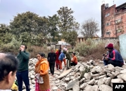 Orang-orang berkumpul di area terbuka setelah gempa bumi mengguncang Kathmandu, pada 7 Januari 2025. (Foto: AFP)