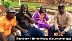 Bokoum du Balai citoyen (Burkina), le chanteur engagé Tiken Jah, le combattant Elie Kamano du mouvement Le peuple n'en Plus (Guinée Konakry) et Simon Kouka de "Y'en a marre", lors d’une réunion à Bamako, Mali, 7 octobre 2017. (Facebook/Simon Kouka).