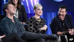 Luke Bryan, de izquierda a derecha, Katy Perry y Lionel Richie participan en el panel de 'American Idol' durante la gira de prensa de Disney / ABC Television Critics Association el lunes 8 de enero de 2018 en Pasadena, California. Foto de Richard Shotwell.