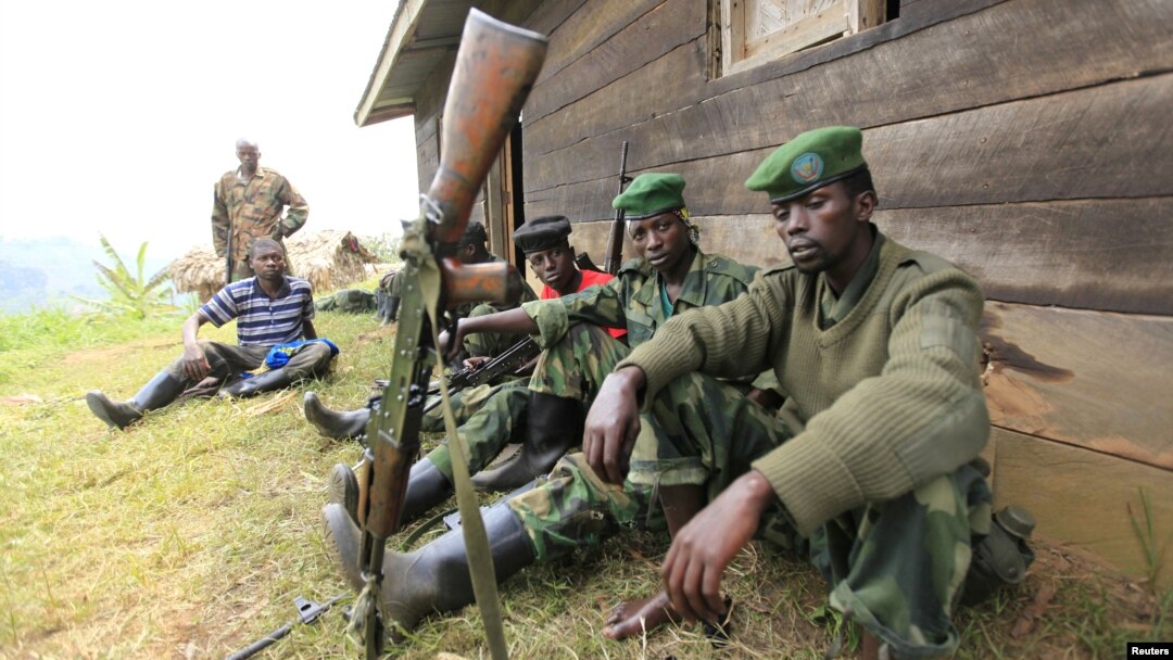 Tentara pemberontak Kongo, M23 beristirahat dalam posisi siaga di Karambi, provinsi Kivu bagian utara, dekat perbatasan Uganda (12/7).