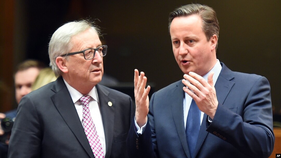 Presiden Komisi Uni Eropa Jean-Claude Juncker (kiri) berbicara dengan PM Inggris David Cameron pada KTT pemimpin Uni Eropa di Brussels, Belgia (18/2). 