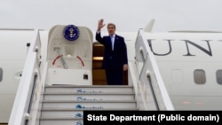 U.S. Secretary of State John Kerry waves goodbye as he board his aircraft on Oct. 6, 2015, in Santiago, Chile, after attending the Our Ocean conference in Valparaiso, Chile, and before flying the Port-au-Prince, Haiti.