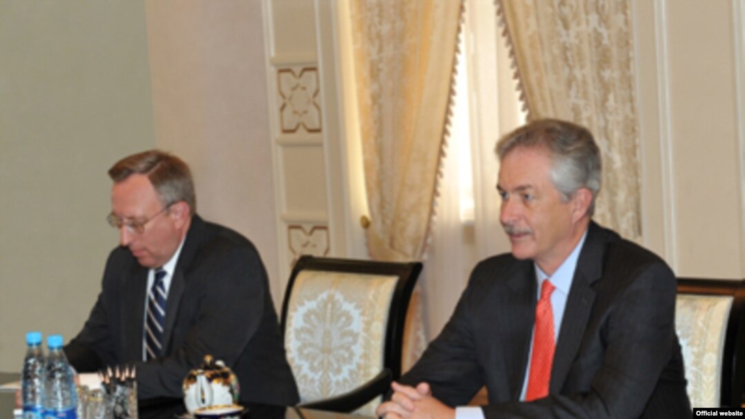AQSh davlat kotibi o'rinbosari Uilyam Berns (chapda) va elchi Jorj Krol prezident Karimov huzurida, Toshkent, 12-iyun, 2012-yil, UzA surati.