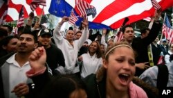 Warga Hispanik melakukan unjuk rasa menuntut hak-hak imigran di Chicago (foto: dok). Populasi warga Hispanik di AS terus melonjak. 