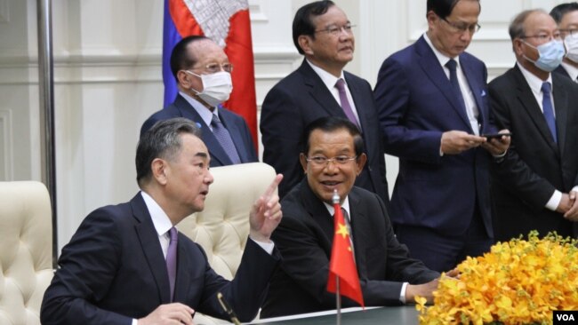 中国外交部长王毅和柬埔寨总理洪森10月12日在和平宫举行会谈