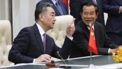 Chinese Foreign Minister Wang Yi and Cambodian Prime Minister Hun Sen at the Peace Palace for a signing ceremony over in Phnom Penh on October 12, 2020. (Aun Chhengpor/VOA Khmer)