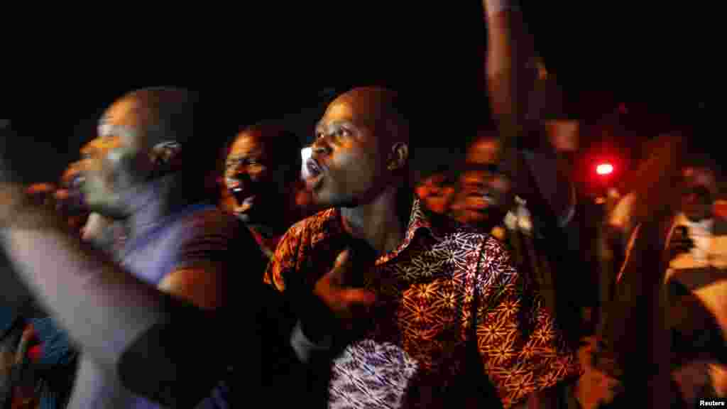 Manifestantes protestam contra a acção da guarda presidencial. Ouagadougou, Burkina Faso, 16 Setembro, 2015.