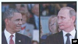 Na velikim ekranima vide se predsednik Barak Obama i ruski predsednik Vladimir Putin dok stižu na svečanost obeležavanja 70. godišnjice Dana D u Uistreamu u Normandiji, 6. juna 2014.