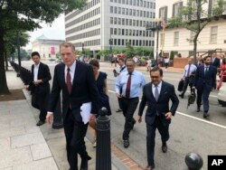 United States Trade Representative Robert Lighthizer, front left, and Mexican Secretary of Economy Idelfonso Guajardo, front right, walk to the White House, Aug. 27, 2018.