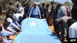 Des députés somaliens et des proches tiennent un drapeau somalien à Mogadiscio, le 10 février 2015.