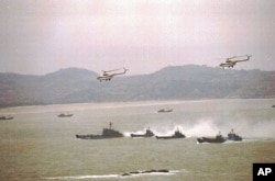 资料照片:官方新华社公布显示中国军队1996年3月18日到25日期间进行海陆空协同作战登陆演习的照片。(1996年3月25日)