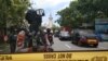 Petugas polisi bersenjata berjaga-jaga di sepanjang jalan tertutup menyusul ledakan di luar sebuah gereja Katolik di Makassar, Sulawesi Selatan, 28 Maret 2021. (Foto: Antara/Arnas Padda via REUTERS)
