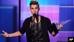 Justin Bieber accepts the award for favorite male artist - pop/rock at the 40th Annual American Music Awards Nov. 18, 2012, in Los Angeles.