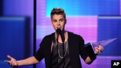 Justin Bieber ໄດ້ຮັບລາງວັນຊະນະເລີດຂອງສິນລະປິນຊາຍ ໃນແນວເພງ pop/rock ແລະລາງວັນ ນັກສິນລະປີນຊາຍດີເດັ່ນ ປະຈໍາປີ ຢູ່ນະຄອນ Los Angeles ໃນວັນມອບລາງວັນ American Music Awards ປີທີ 40, ວັນອາທິດ ທີ 18 ພະຈິກ 2012.