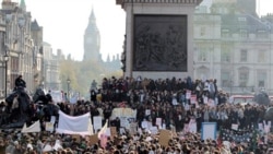 دانشجویان بریتانیایی در میدانی در شهر لندن تجمع کرده اند. برج معروف ساعت «بیگ بن» در این تصویر نمایان است - ۲۴ نوامبر ۲۰۱۰