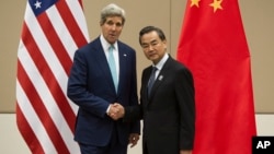美國國務卿克里與中國外長王毅。(資料照片)
