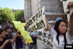 親建制陣營人士到港大示威，與撐黃傘、支持港大學生的人士對罵。(美國之音湯惠芸)