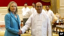 U.S. Secretary of State Hillary Clinton shakes hands with Myanmar's President Thein Sein during a meeting in Naypyitaw, December 1, 2011