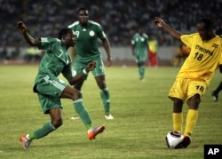 Nigeria's Ahmed Musa (C)is challenged by Ethiopia's Mengistu Assefa Sendeku during their African Cup of Nations qualifier soccer match in Abuja, Nigeria, March 27, 2011.