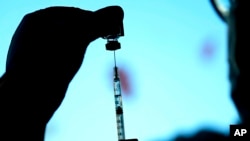 Una dosis de una vacuna Pfizer COVID-19 es preparada el 5 de noviembre de 2021 en Chicago, EEUU.