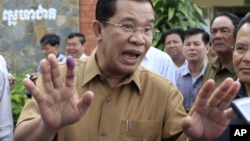 Prime Minister Hun Sen on Friday reaffirmed his temporary ban on economic land concessions, telling a weekly Cabinet meeting the ban could last as long as he is in politics.