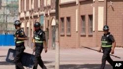 지난 9월 중국 신장 위구르 자치구 거리에서 경찰들이 순찰하고 있다. 