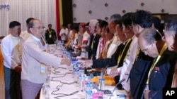 미얀마의 테인 세인 대통령이 15일 양곤에서 열린 회의에서 정당 지도자들과 악수하고 있다.