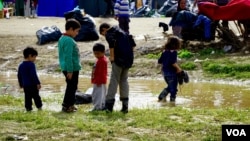 Children play at Idomeni refugee camp on the Greece-Macedonia border, March 8, 2016. (Jamie Dettmer for VOA)