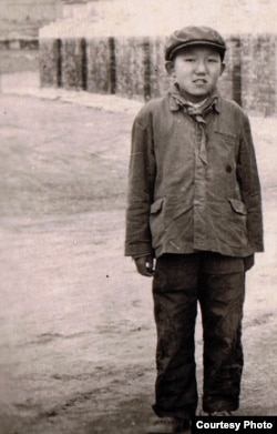在1958年席卷藏区的“宗教改革”中，年少的阿嘉仁波切被迫脱下袈裟，换上毛式制服，戴上红领巾。（阿嘉仁波切提供）
