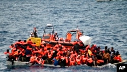 تصویری از یک قایق حامل پناهجویان به اروپا از طریق دریای مدیترانه (آرشیو) 